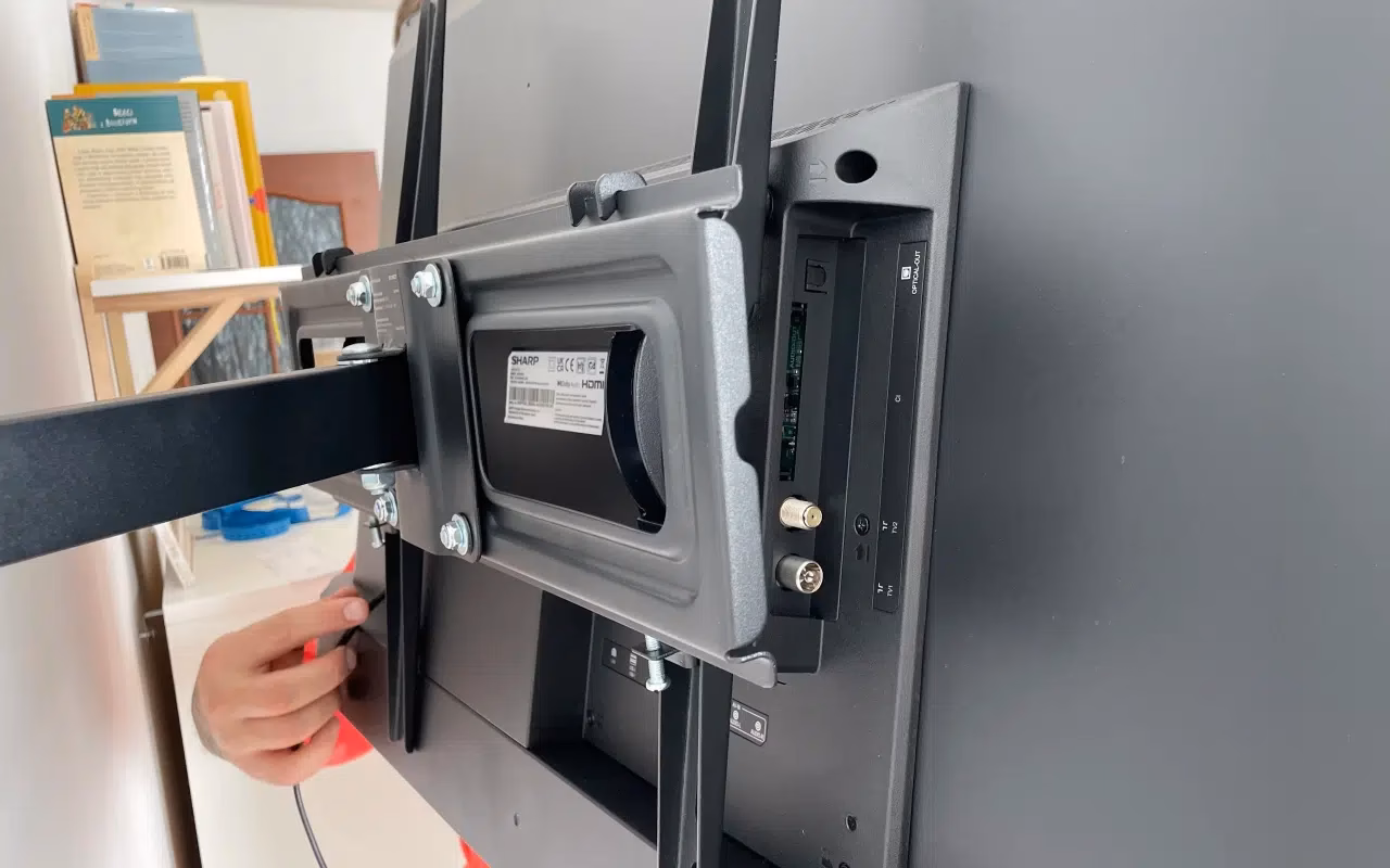 Czy można postawić telewizor na ścianie z oknem?