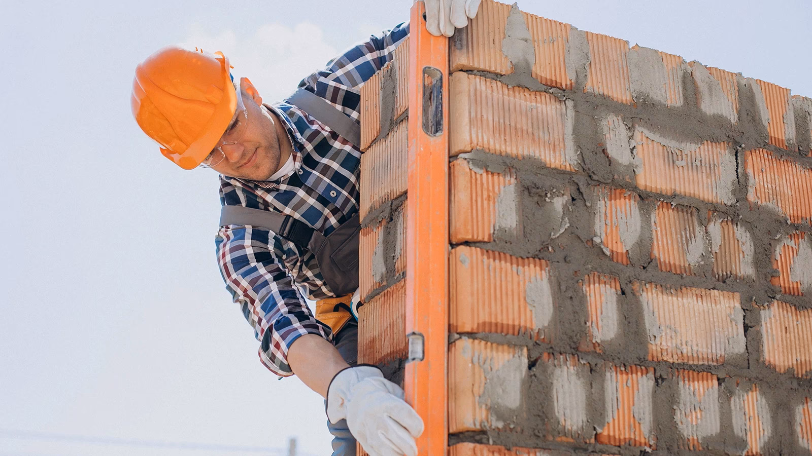 Czym wypełnić pustki między ściany?