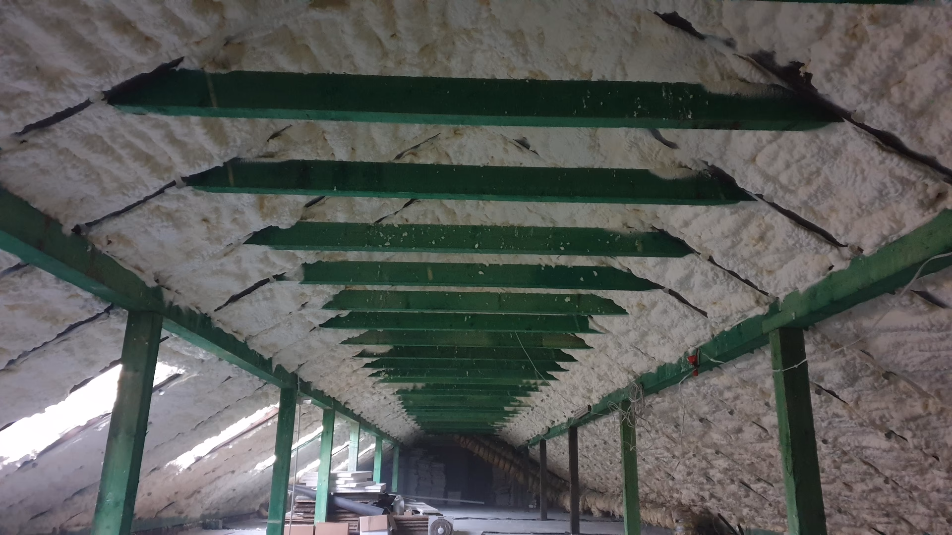 Czy poddasza z izolacją piankową wymagają wentylacji?