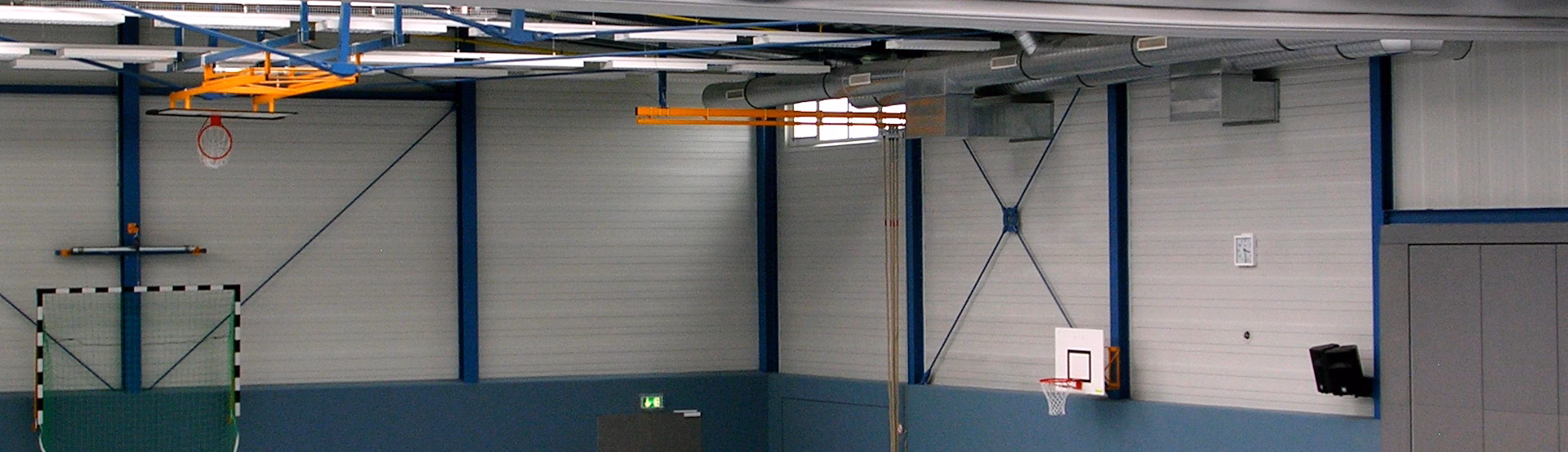 Ile stopni musi być na hali sportowej?