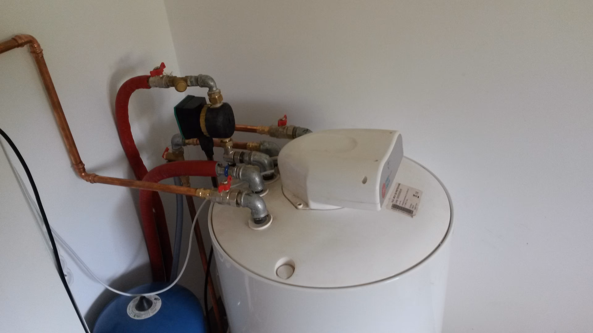 Czy bojler może stać na podłodze?