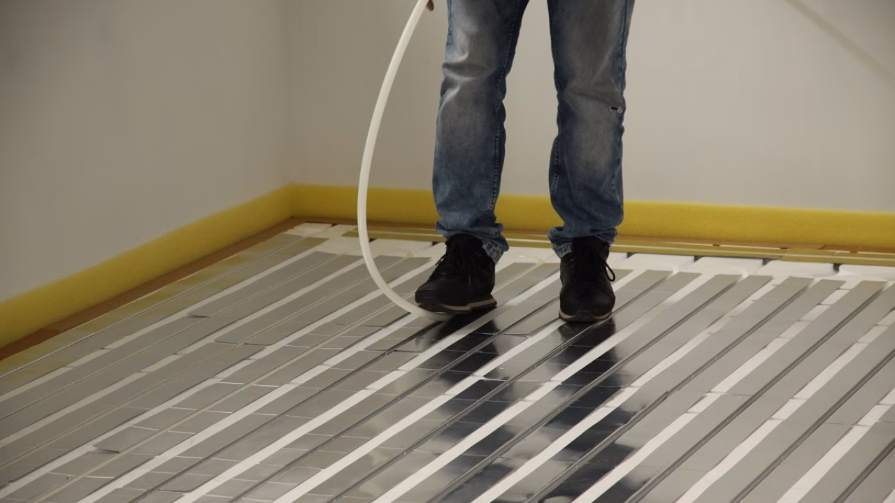 Na czym polega ogrzewanie podłogowe wodne?