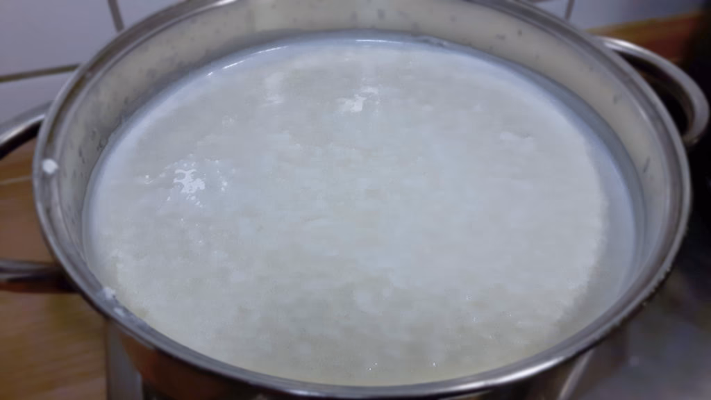 Jak ogrzać zsiadłe mleko na ser?