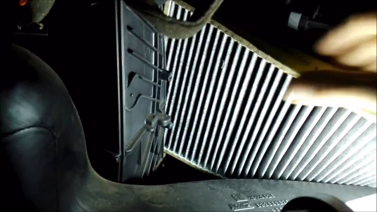 Gdzie znajduje się filtr kabinowy w Opel Astra?