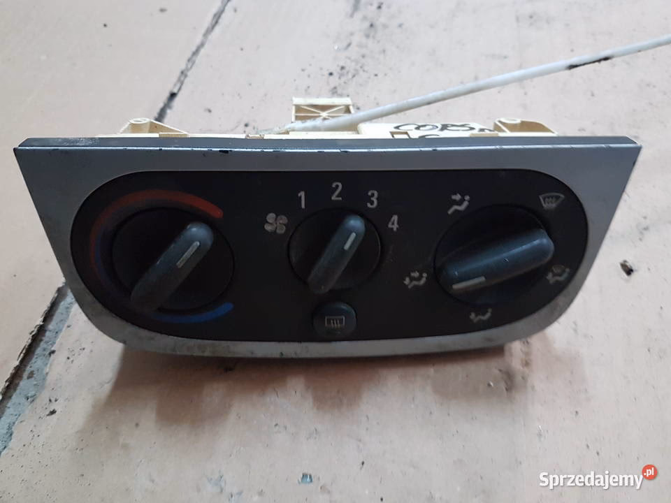 Czy Opel Corsa E ma podgrzewane lusterka?