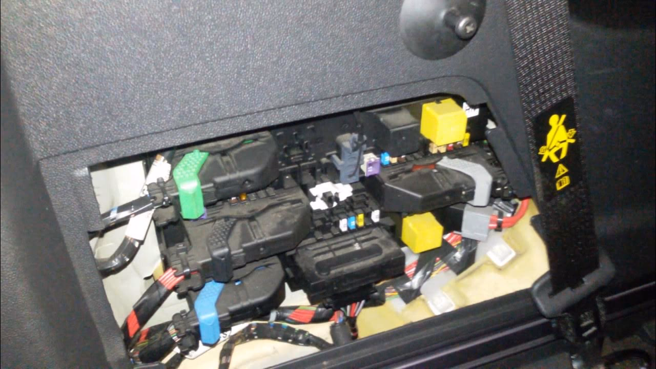 Gdzie jest bezpiecznik klimatyzacji w Opel Zafira B?