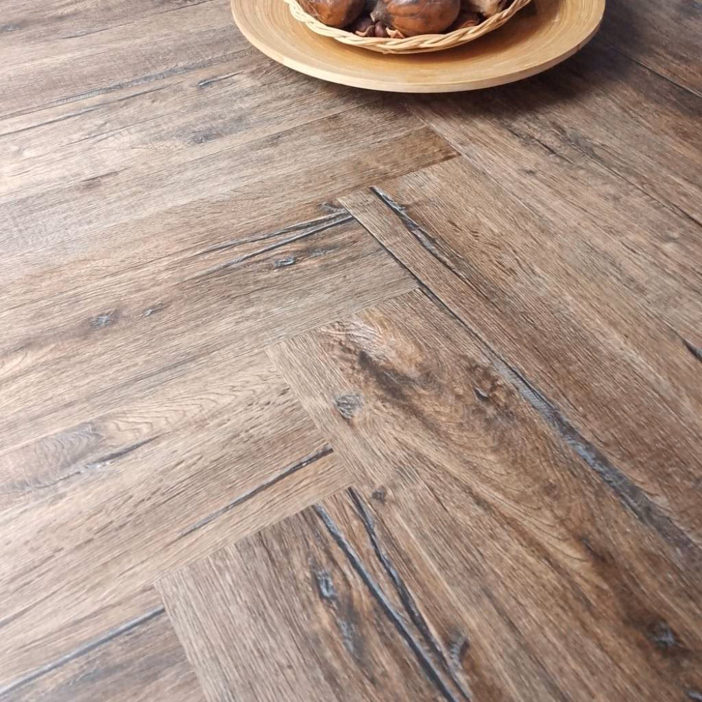 Jak przygotować podłogę pod panele winylowe samoprzylepne?