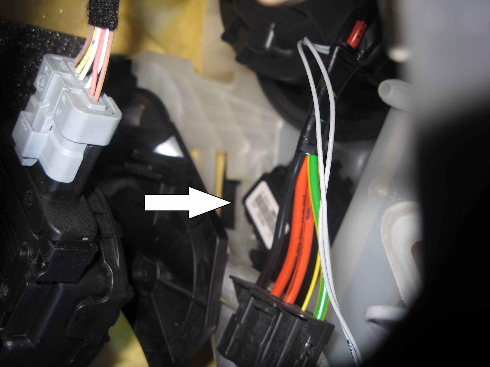 Jak sprawdzić rezystor wentylatora chłodnicy w Peugeot?