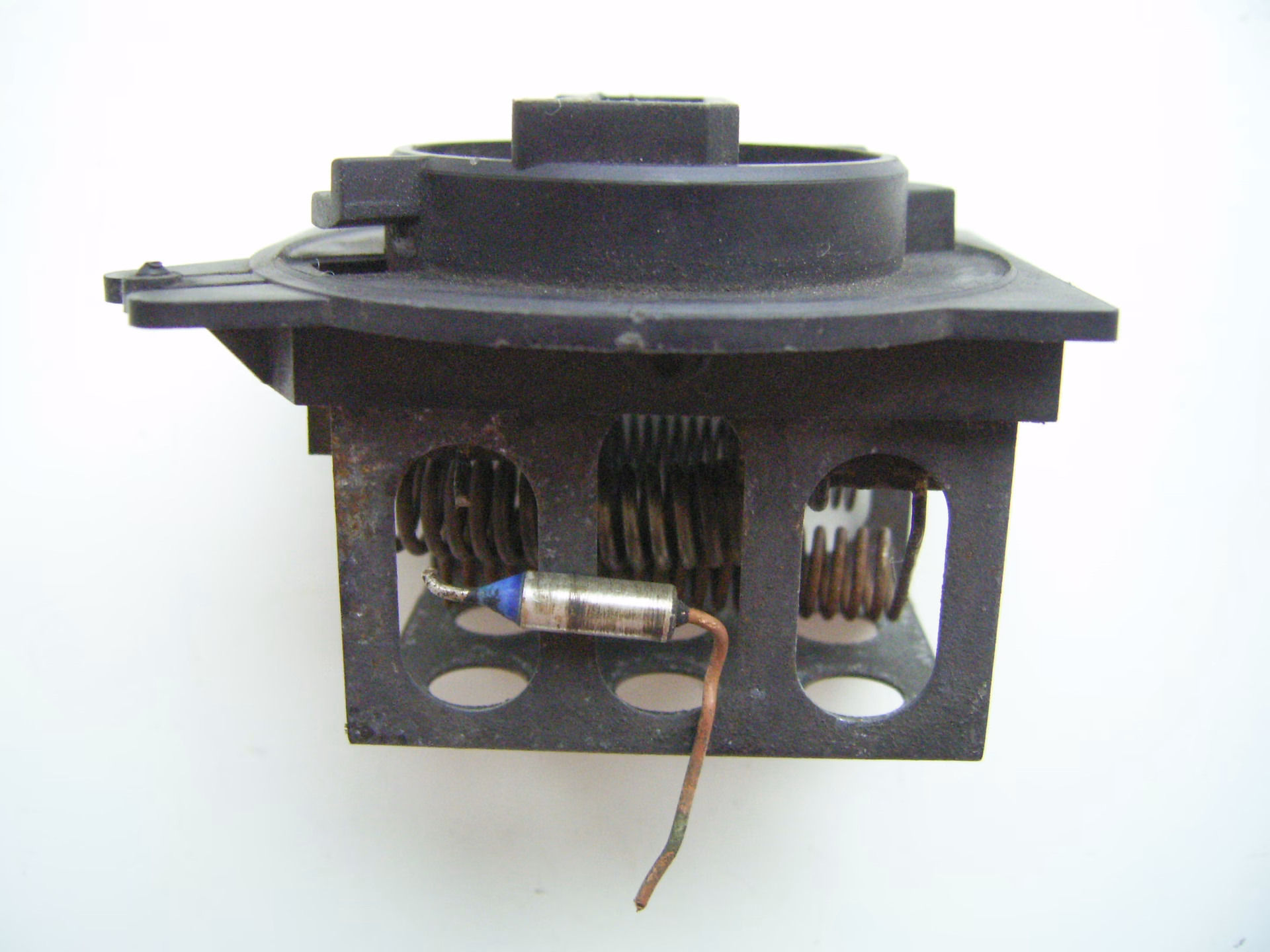 Gdzie znajduje się rezystor dmuchawy w Peugeot Partner?