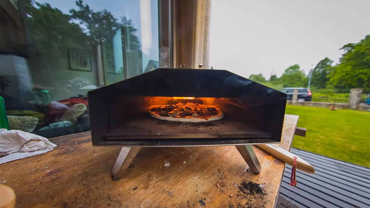 Czy piece do pizzy potrzebują komina?