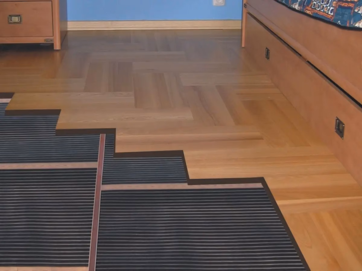 Jak długo ogrzewanie podłogowe powinno być wyłączone przed położeniem płytek?