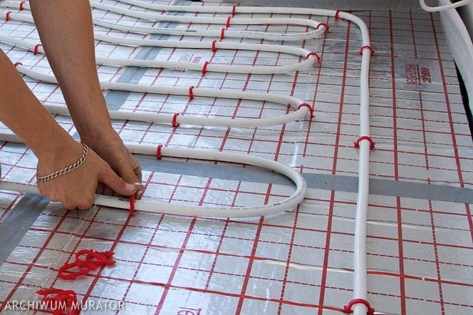 Czy można umieścić ogrzewaną podłogę pod drewnem?