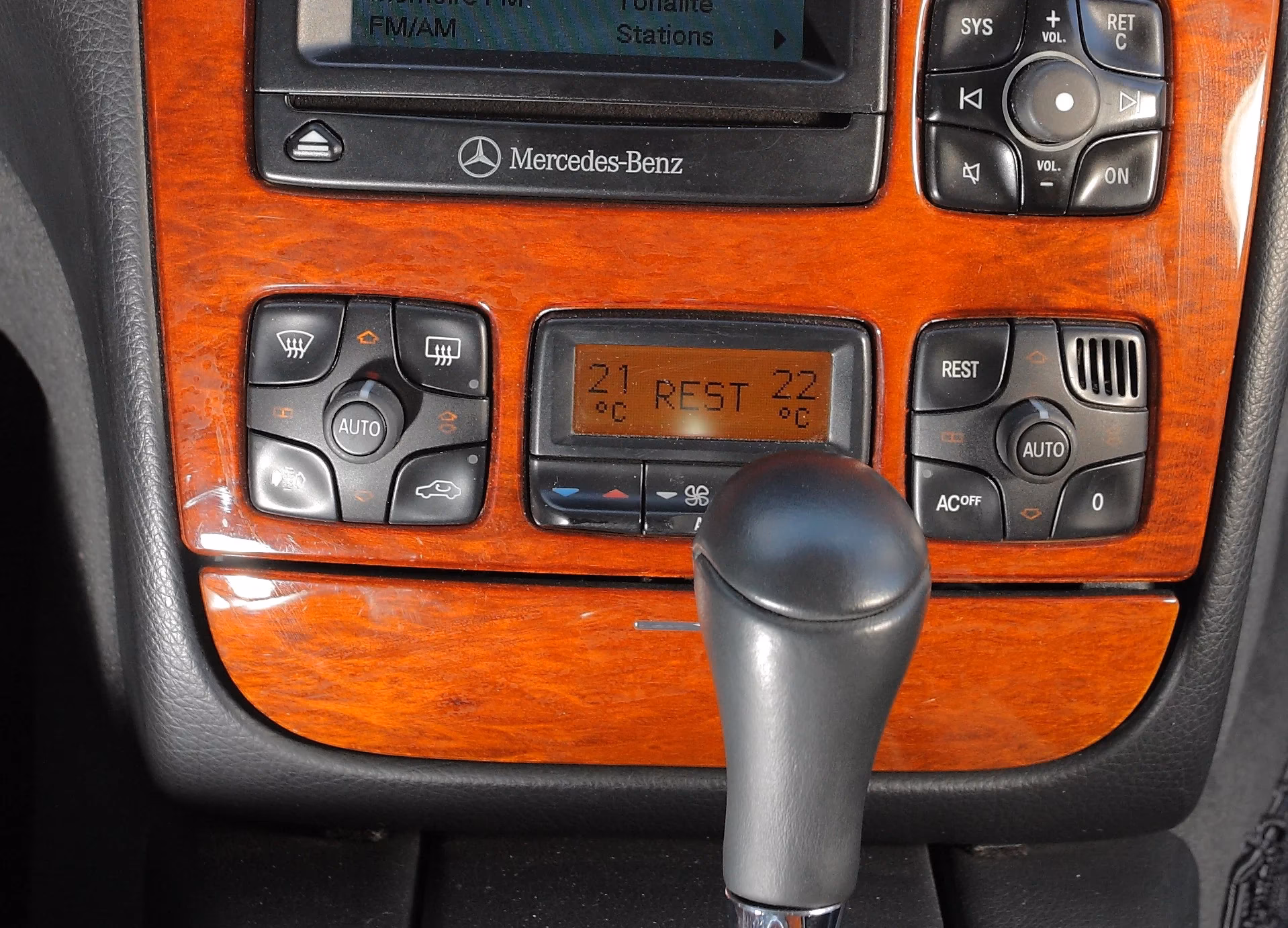 Do czego służy przycisk REST w klimatyzacji VW Climatronic?