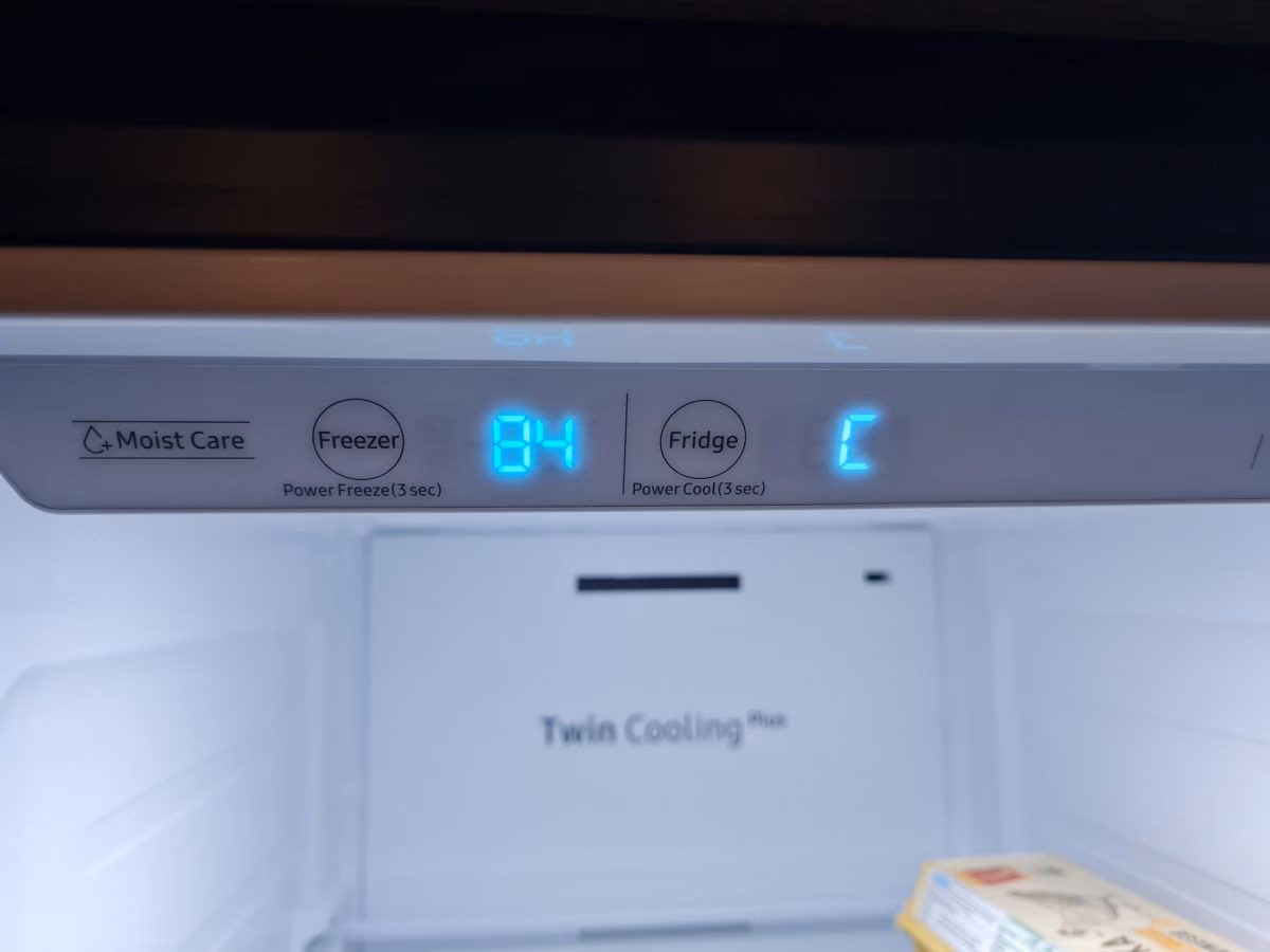 Jak wyczyścić odpływ w lodówce Samsung?