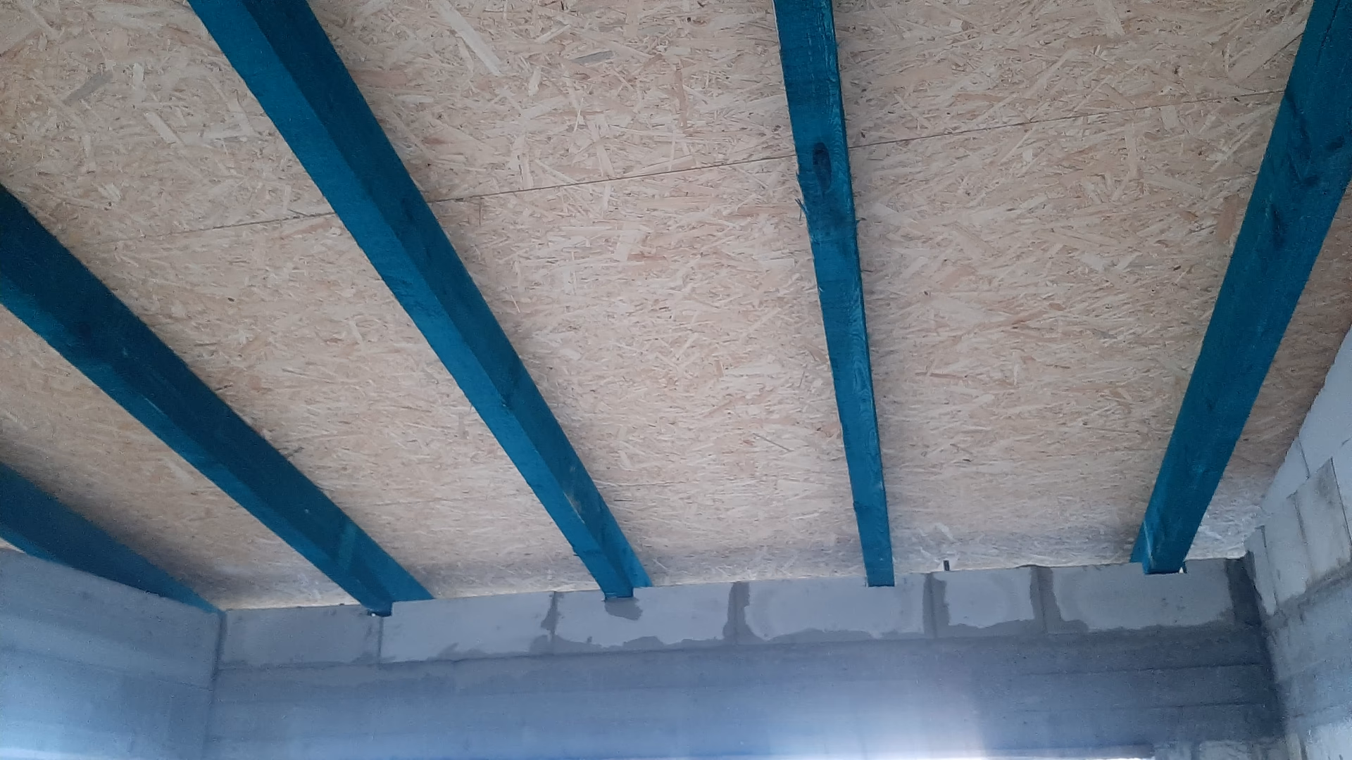 Jak chronić płytę OSB przed warunkami atmosferycznymi?