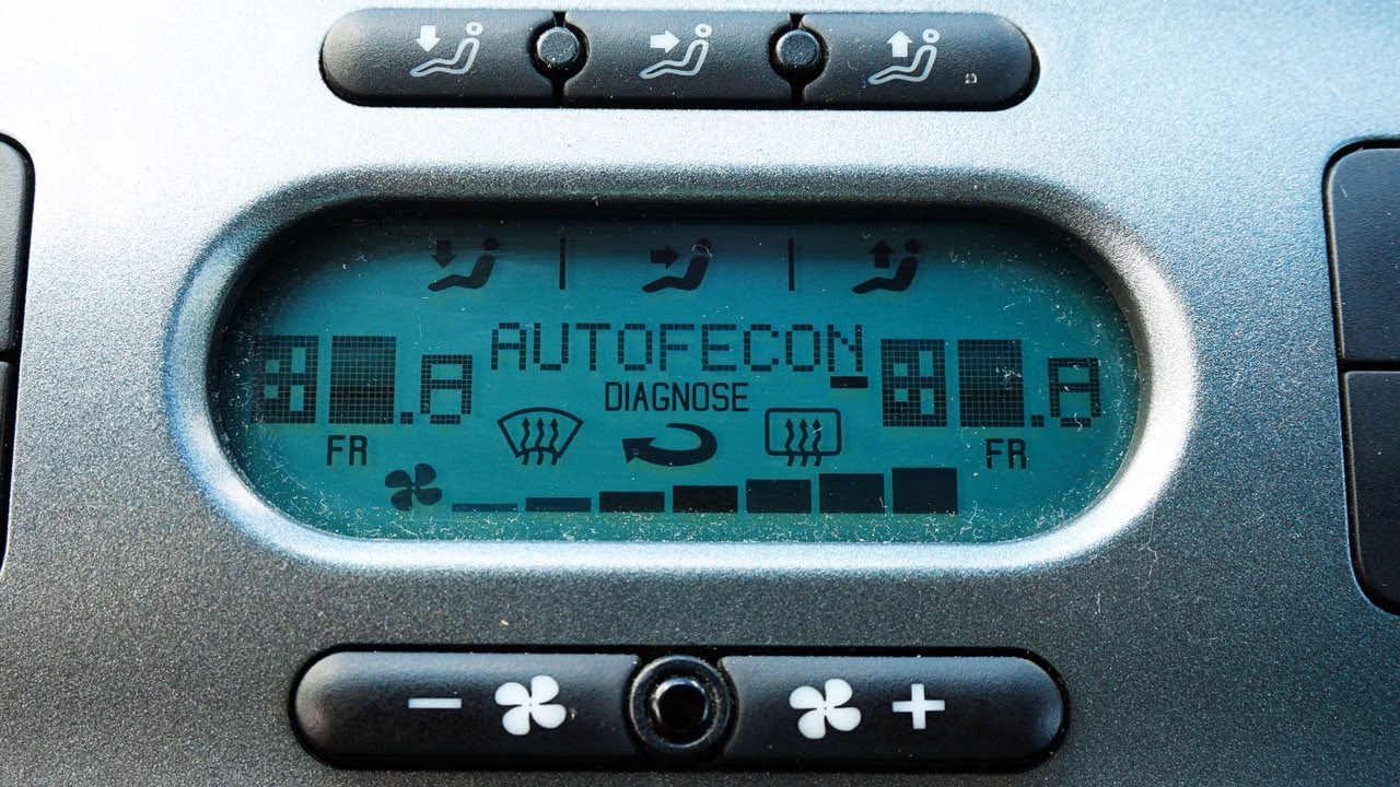 Gdzie znajduje się moduł komfortu w Seat Leon 2?