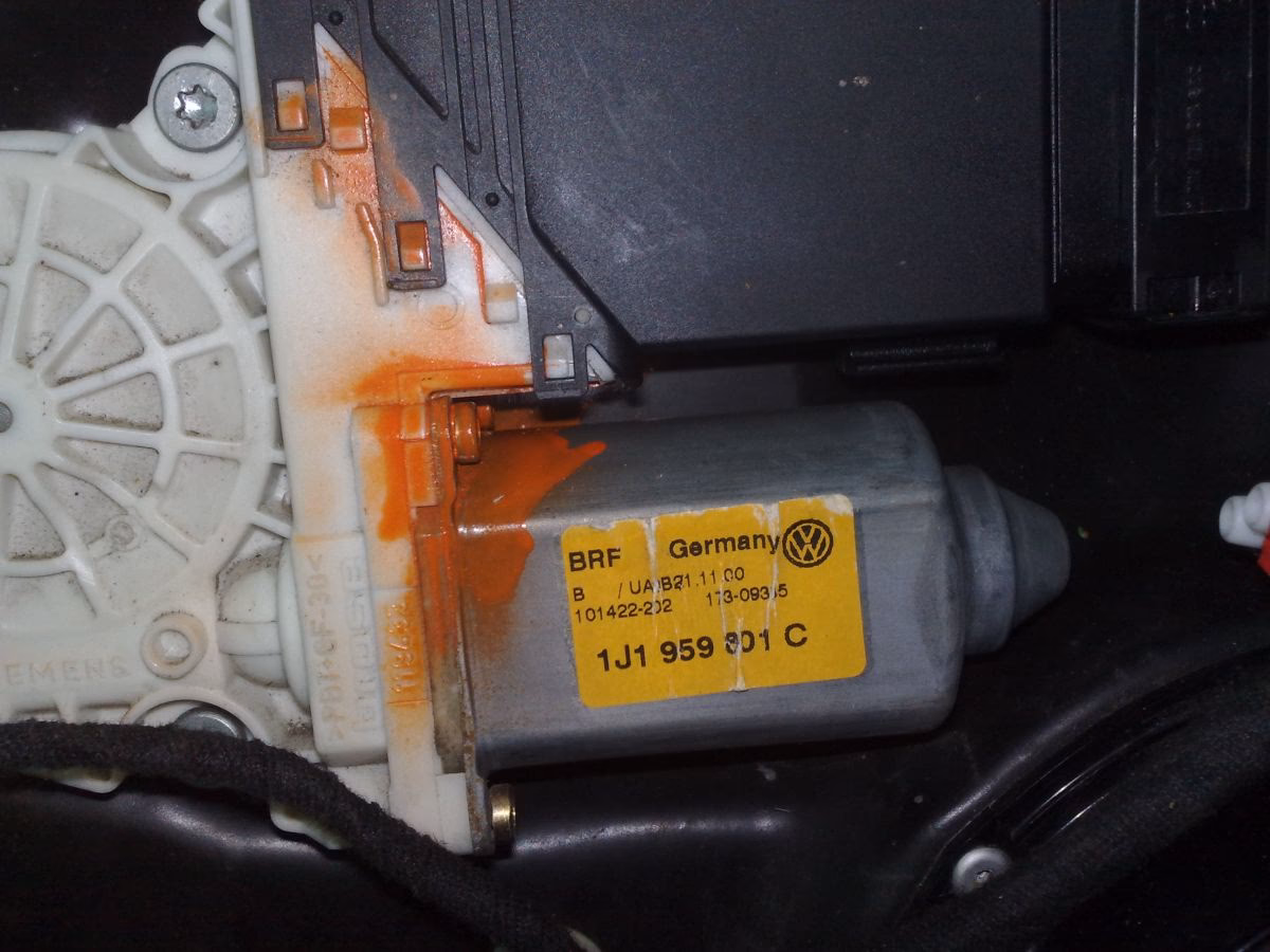 Ile kosztuje wymiana szyby przedniej w VW Golfie 4?