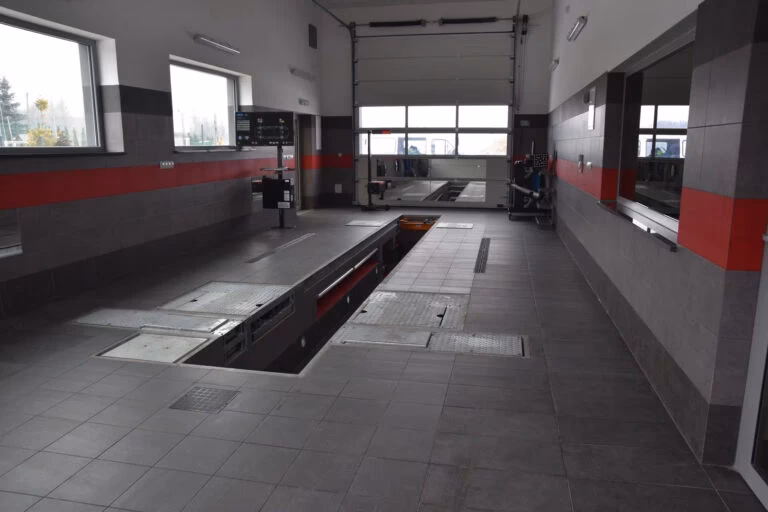 W jakie urządzenia powinna być wyposażona stacja kontroli pojazdów?