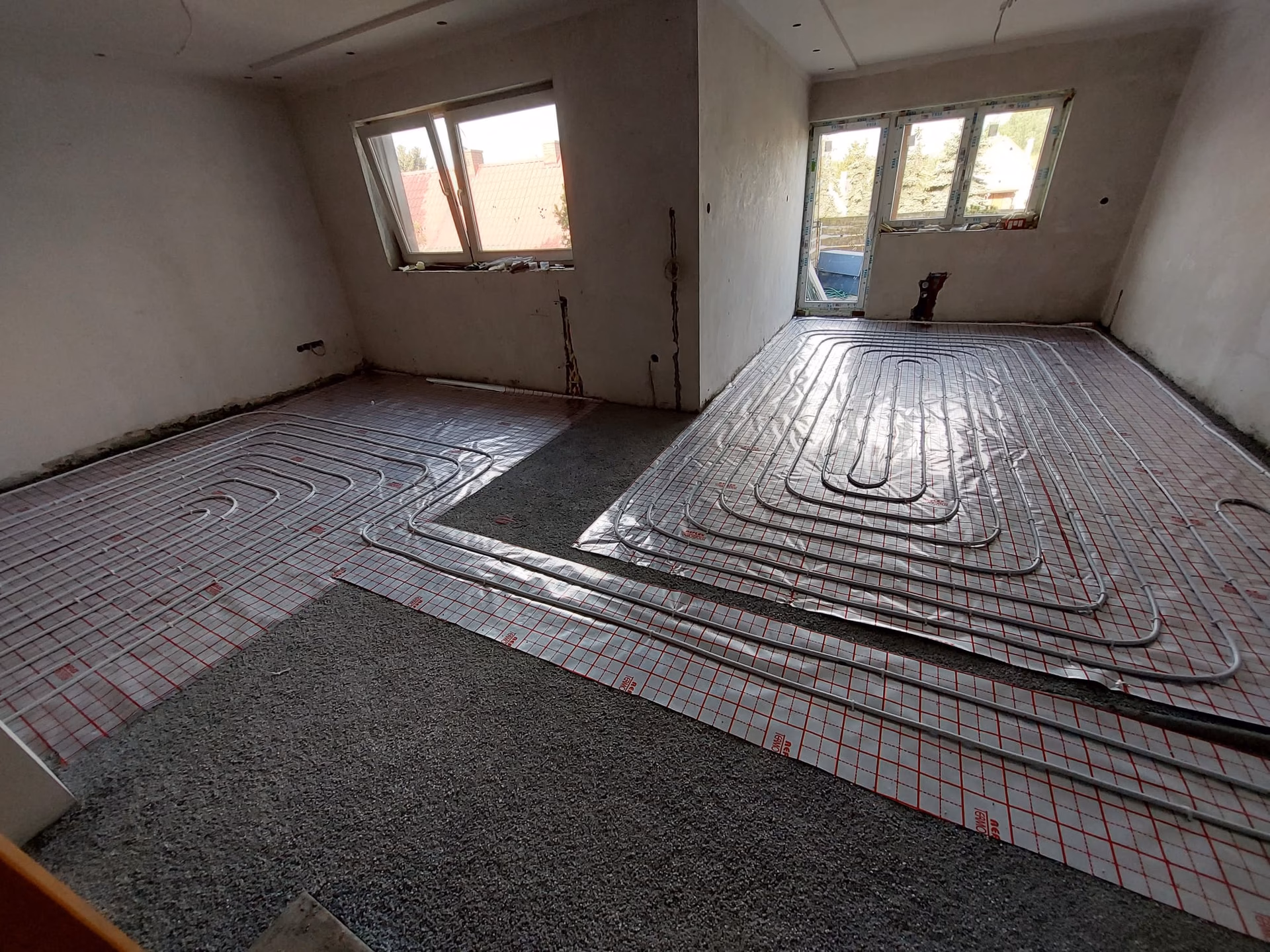 Czy na styrobeton można kłaść panele podłogowe?