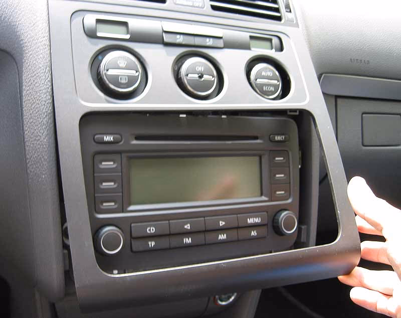 Gdzie jest bezpiecznik klimatyzacji w VW Touran?