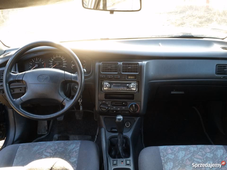 Jaki model Toyoty zastąpił Carina E?