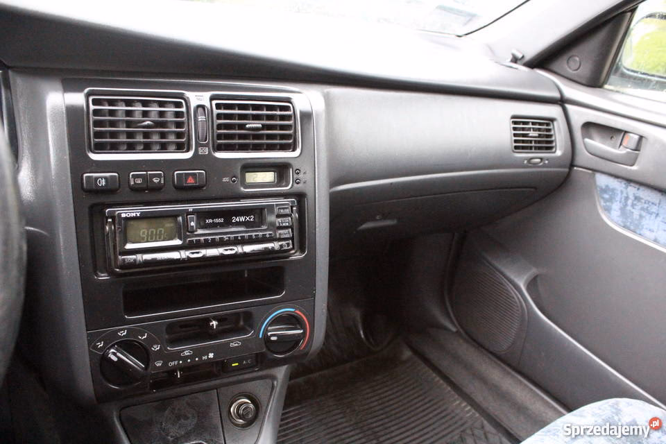 Jaki model Toyoty zastąpił Carina E?