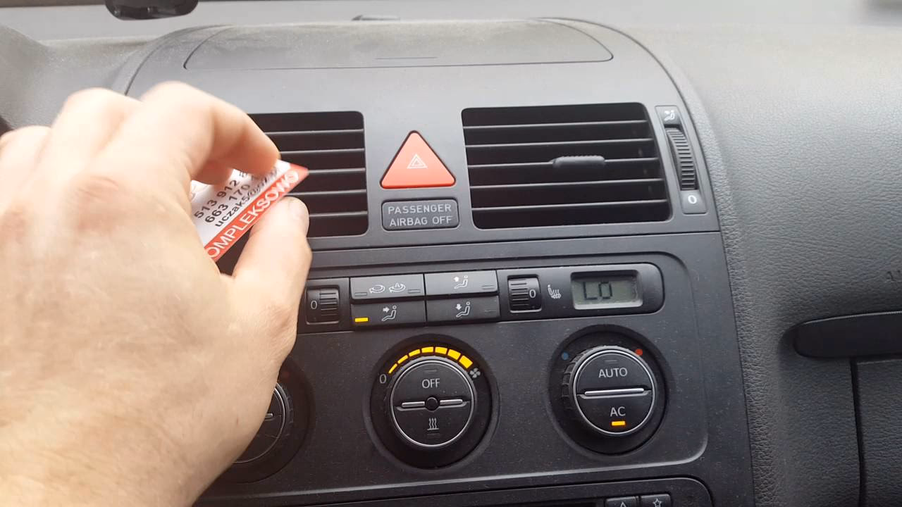 Do czego służy przycisk W w VW Touran?