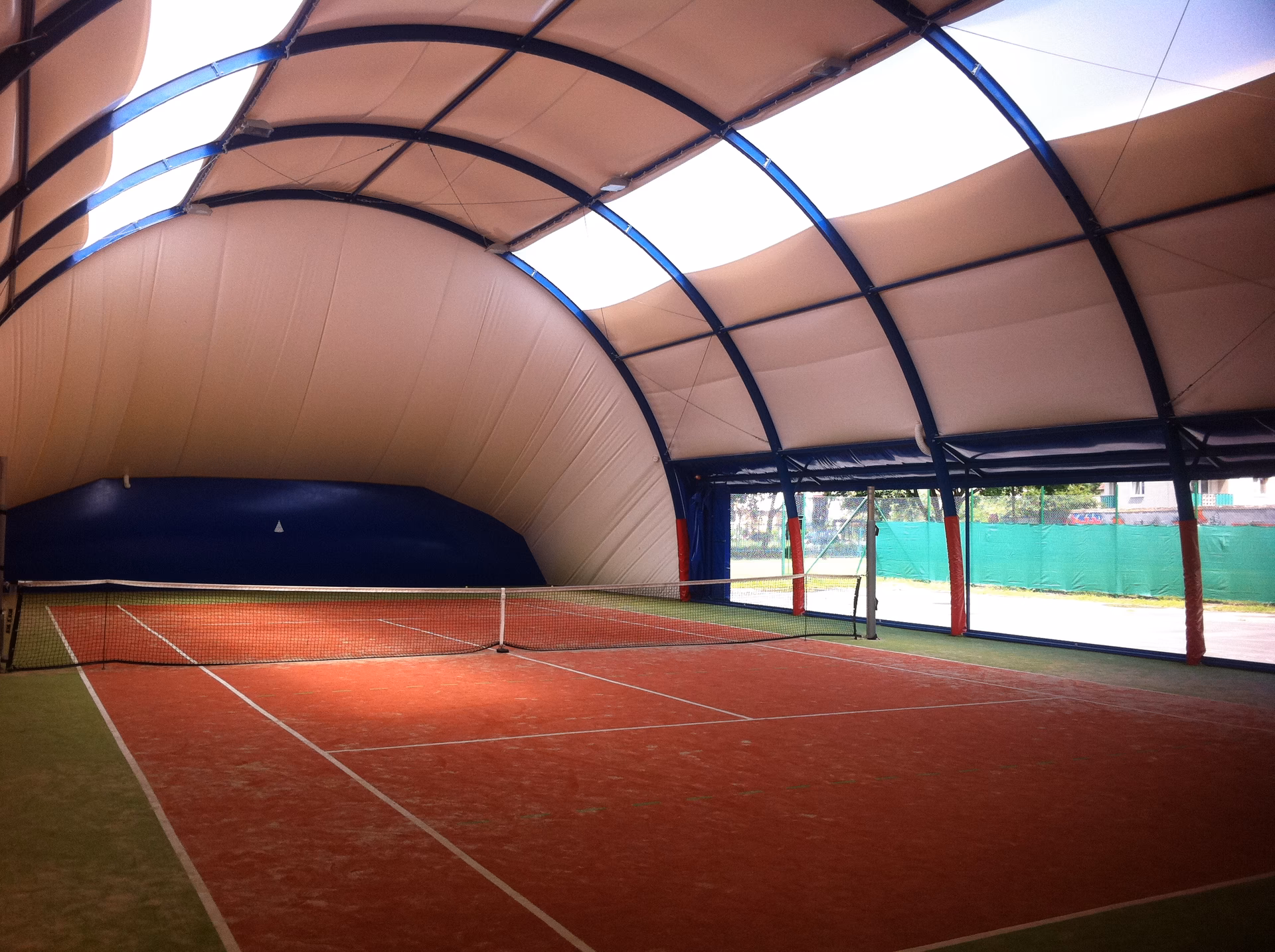 Jaka jest wentylacja hali sportowej?