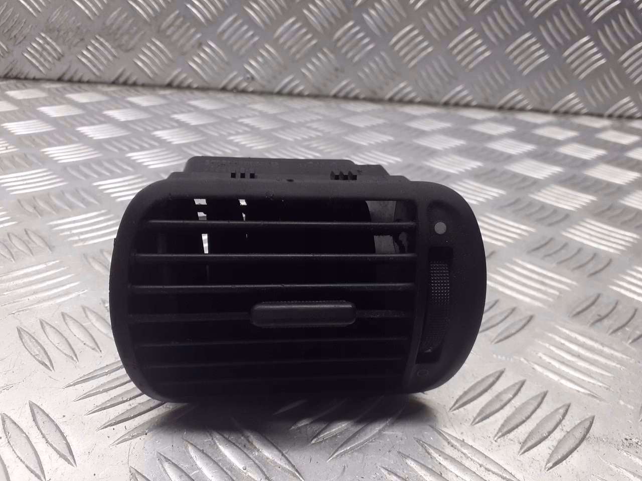 Gdzie jest filtr powietrza w Seat Toledo 2?