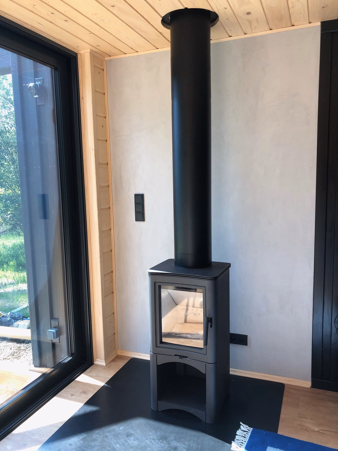 Czy kominek typu koza potrzebuje dolotu powietrza?