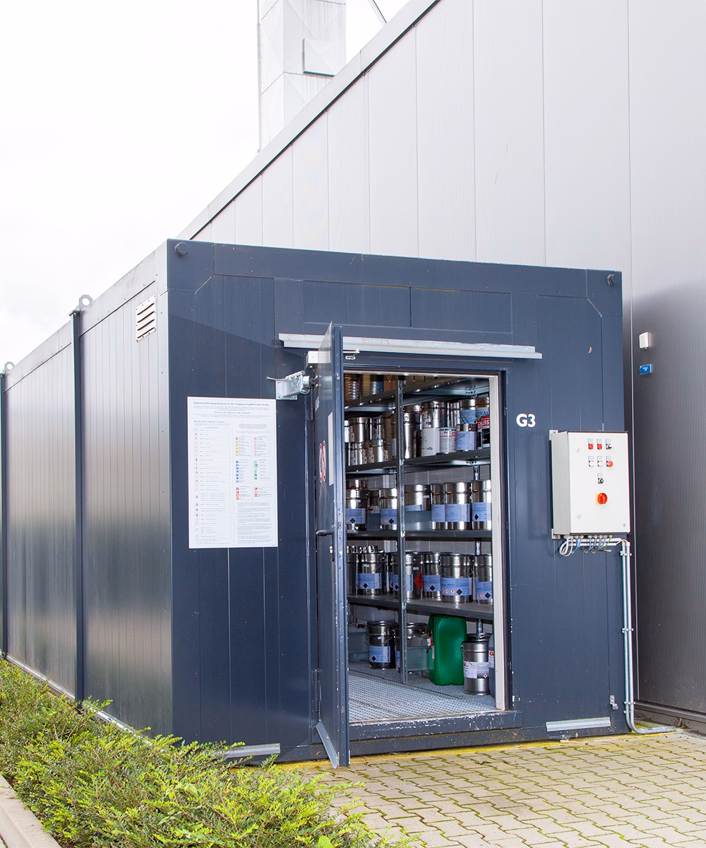 Jakie warunki powinno spełniać pomieszczenie przeznaczone na magazyn farb i lakierów?