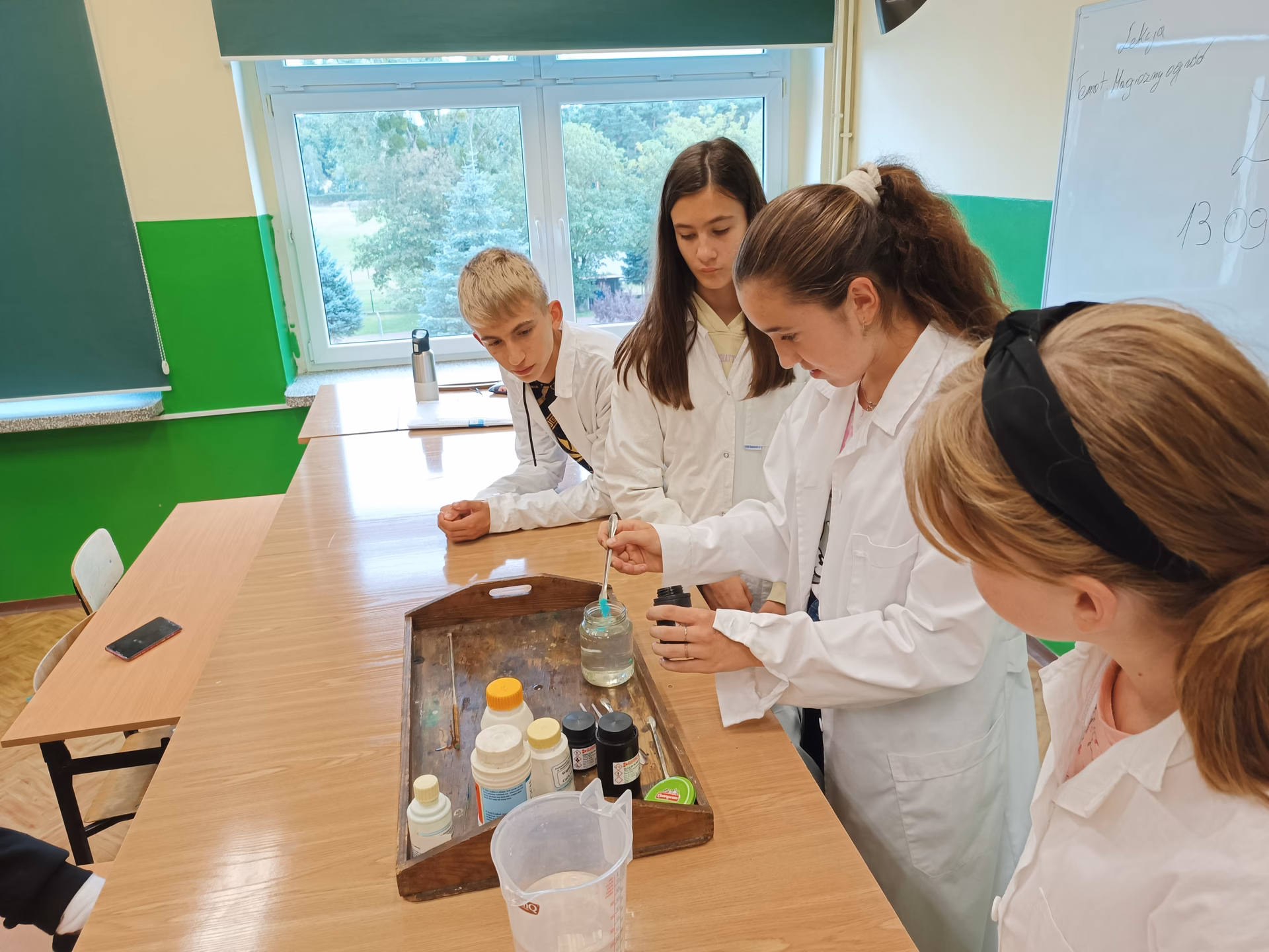 Czego nie wolno robić w pracowni chemicznej?