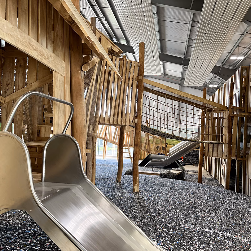 Jakie warunki musi spełniać plac zabaw?