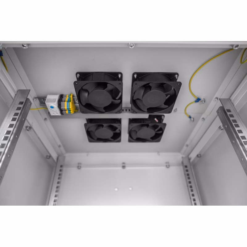 Co powinno znajdować się w szafie rack?